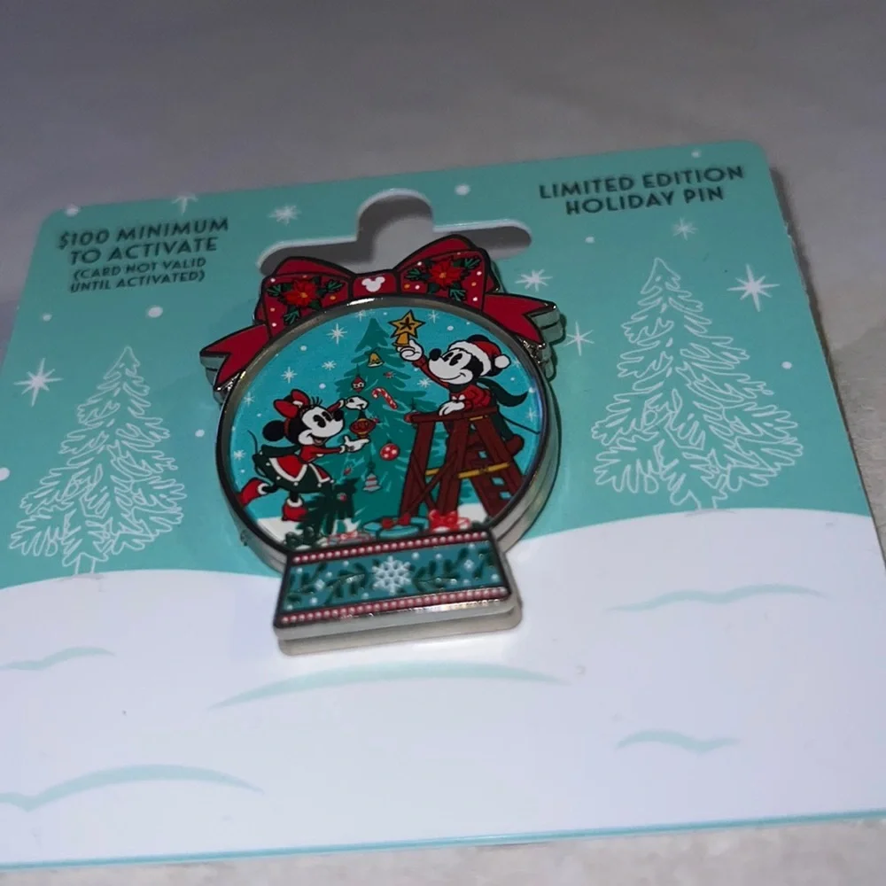 Disney Mickey and Minnie Holiday LIMITED EDITION Pin
